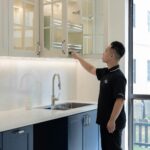 Para acessórios que facilitam a vida dentro dos armários de cozinha, as melhores opções incluem organizadores de panelas, pra