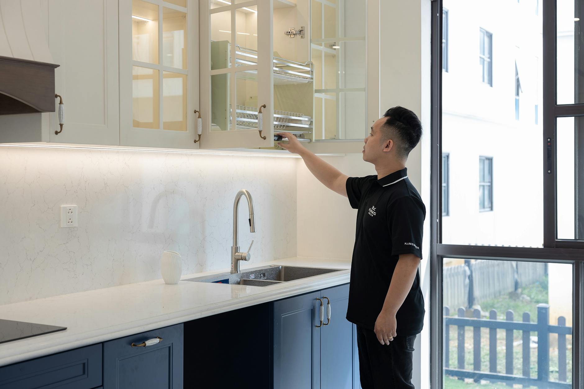 Para acessórios que facilitam a vida dentro dos armários de cozinha, as melhores opções incluem organizadores de panelas, pra