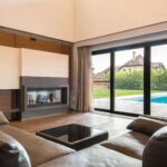 Para ajustar trilhos de alumínio em portas de correr, verifique o alinhamento e nivelamento dos trilhos e roldanas. Utilize f