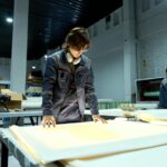 Para conferir o serviço antes de pagar o montador de móveis, inspecione a montagem, verifique o nivelamento, a funcionalidade