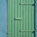 Para ajustar dobradiças de portas de armário que não fecham, identifique o tipo de dobradiça (copo ou caneco) e use uma chave