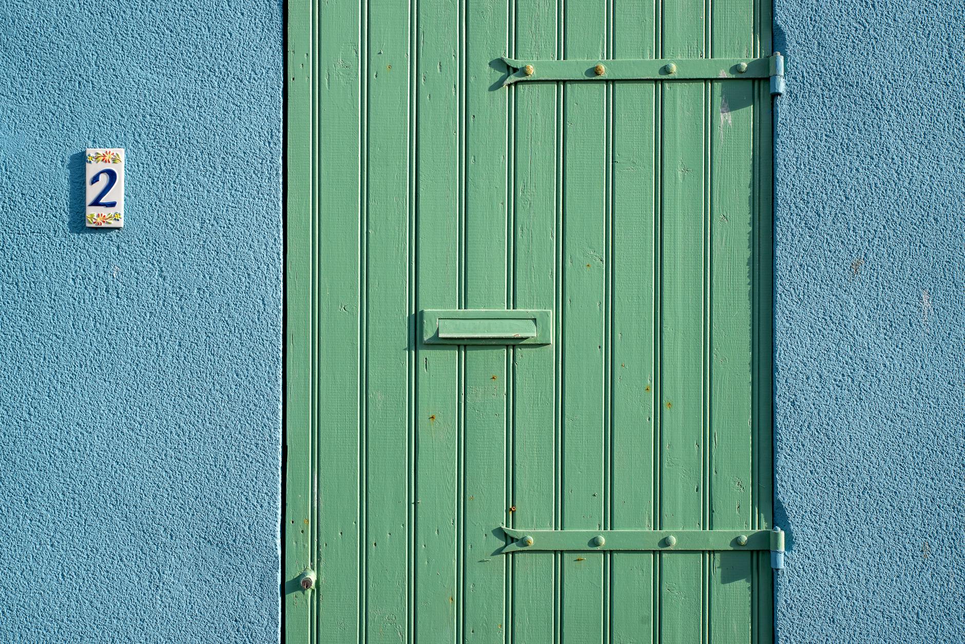 Para ajustar dobradiças de portas de armário que não fecham, identifique o tipo de dobradiça (copo ou caneco) e use uma chave