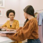 Para fazer parcerias com lojas de móveis locais, é crucial identificar negócios complementares, elaborar uma proposta de valo