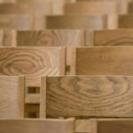 Para identificar móveis de madeira maciça vs. folheados, examine o padrão do grão: na madeira maciça, ele é contínuo e único