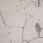 Para identificar se a parede aguenta o peso do móvel planejado, é crucial analisar o tipo de alvenaria (tijolo maciço, bloco