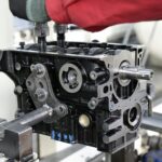 Para instalar prateleiras e nichos com alinhamento perfeito, comece planejando e medindo com precisão. Utilize nível, trena e