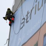 Para montar estantes de livros pesadas sem risco de queda, é crucial escolher materiais resistentes como madeira maciça ou me