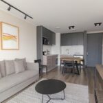 Para montar móveis em espaços pequenos com sucesso, planeje a logística meticulosamente: desocupe a área, separe as ferrament