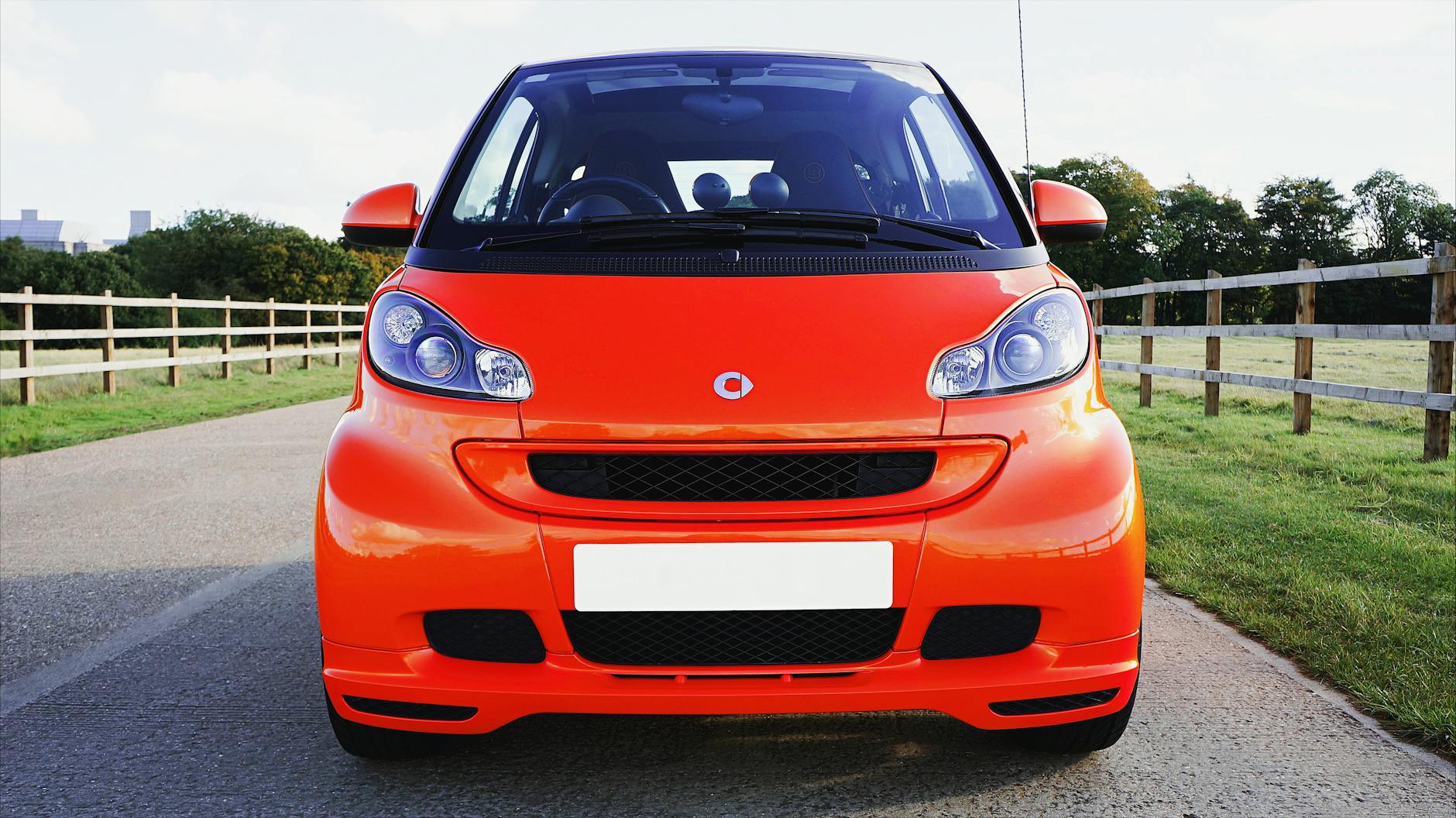 Para montar móveis inteligentes com fita LED e automação, planeje o projeto, escolha os componentes certos (fitas LED, contro