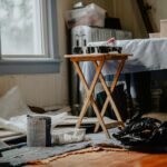 Para proteger os móveis durante uma reforma na casa, é fundamental planejar com antecedência. Comece esvaziando e embalando i