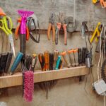 Para recuperar furos espanados em madeira e MDF, você pode usar diversas técnicas como preenchimento com massa epóxi ou resin