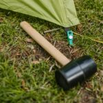 Como usar o martelo de borracha sem danificar o acabamento.