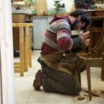 Para conserto de pés de sofás e poltronas, é crucial identificar o dano e o material. Pequenos reparos podem ser feitos com f