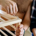 Para montar móveis comprados na China via e-commerce internacional, é crucial verificar a integridade da embalagem, separar t