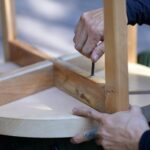 Para economizar na hora de contratar um montador profissional, compare orçamentos detalhados, negocie prazos, verifique a nec