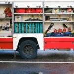 Para a instalação de armários suspensos de forma segura e eficiente, é crucial avaliar a estrutura da parede, escolher os fix