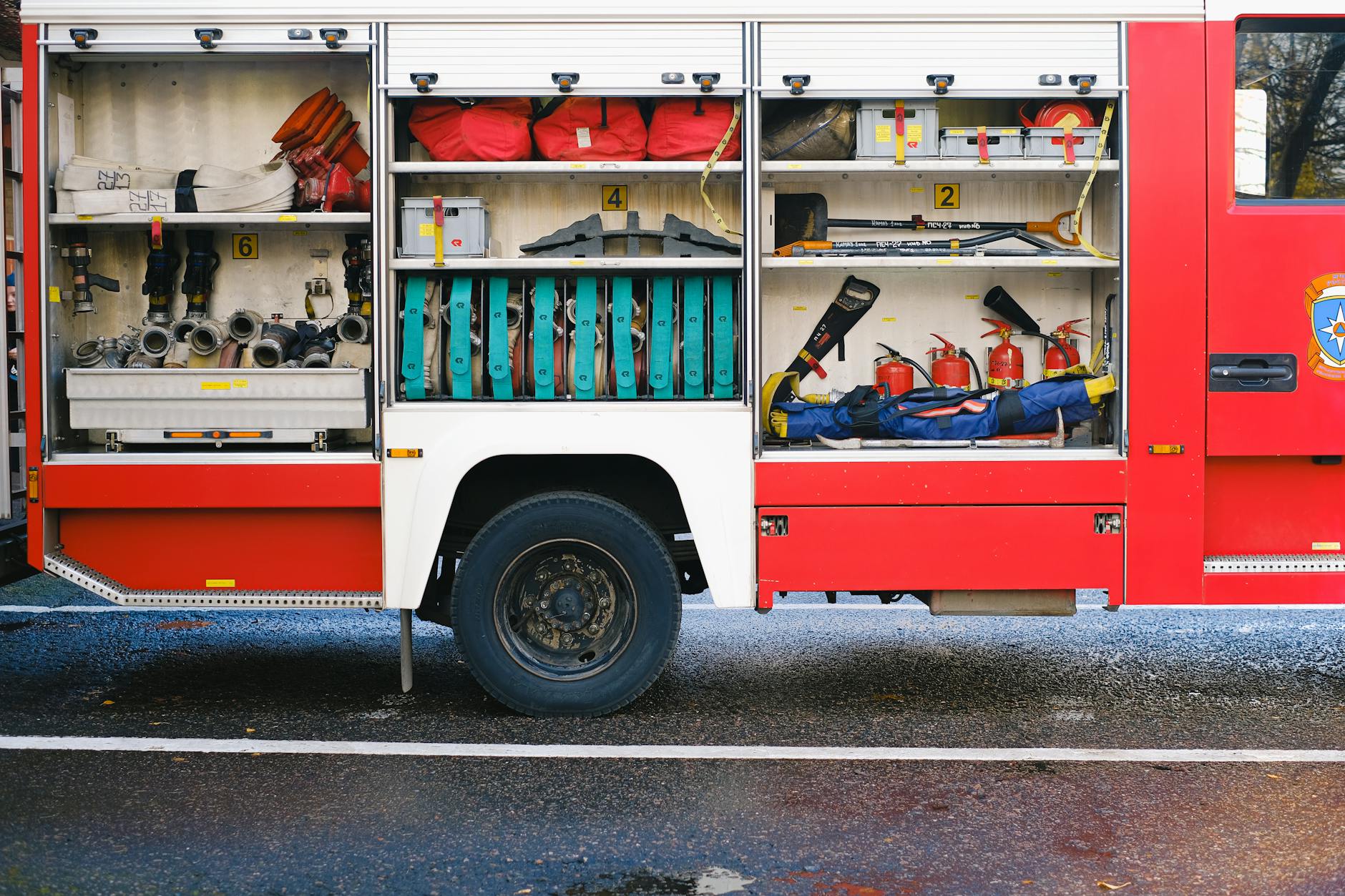 Para a instalação de armários suspensos de forma segura e eficiente, é crucial avaliar a estrutura da parede, escolher os fix