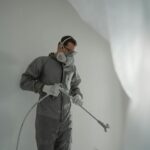 Para montar um painel de TV em parede de drywall com segurança e durabilidade, é crucial seguir cuidados essenciais. Avalie a