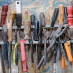 Para reforçar a estrutura de armários balançando, comece verificando parafusos soltos e juntas. Utilize cantoneiras metálicas