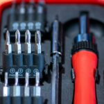 Para organizar sua maleta de ferramentas para ganhar produtividade, comece categorizando itens por frequência de uso e tipo.