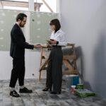 Para pintura e reforma de móveis usados com acabamento de qualidade, é crucial iniciar com uma preparação rigorosa da superfí