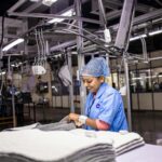 Para uniforme e apresentação pessoal no serviço de montagem, é crucial adotar vestimentas adequadas, limpas e identificáveis,