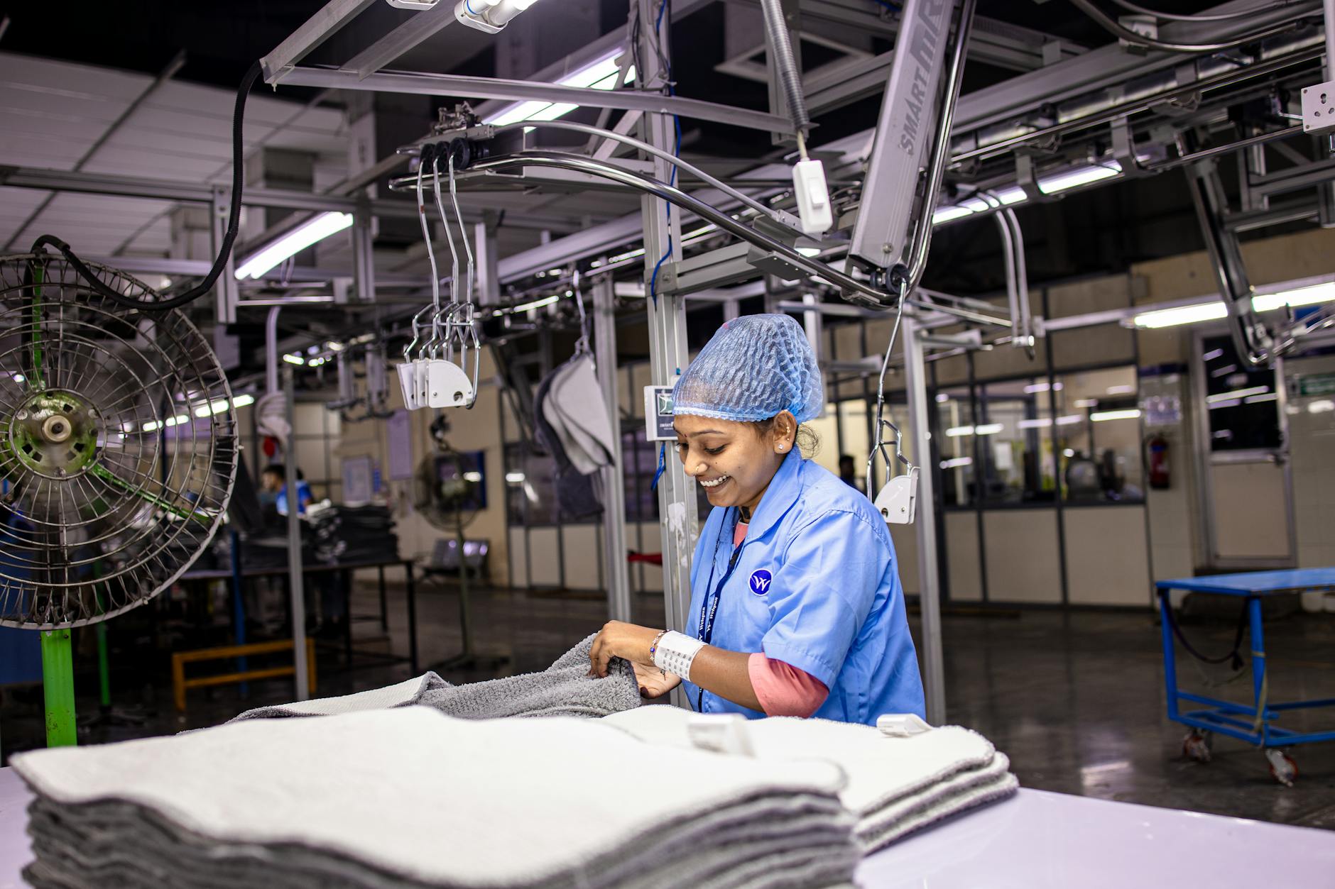 Para uniforme e apresentação pessoal no serviço de montagem, é crucial adotar vestimentas adequadas, limpas e identificáveis,