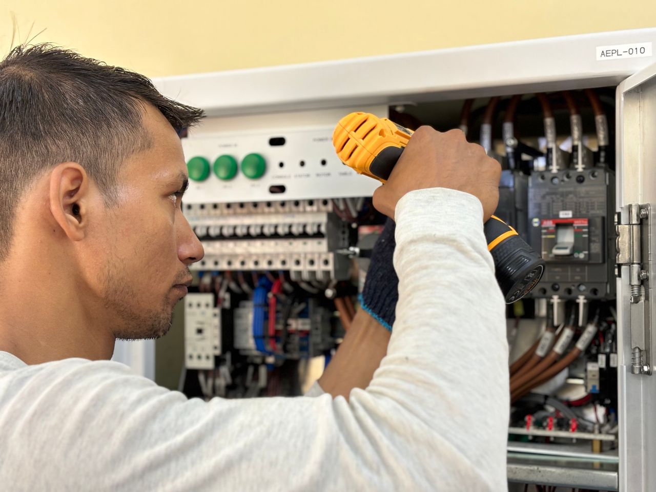 Motivos para contratar um eletricista profissional